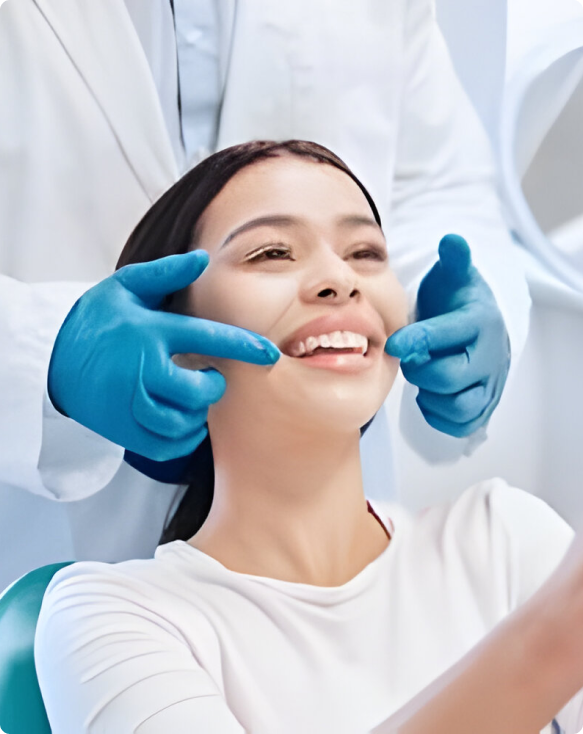Image d'un patient avec des dents éclatantes après un traitement de blanchiment dentaire