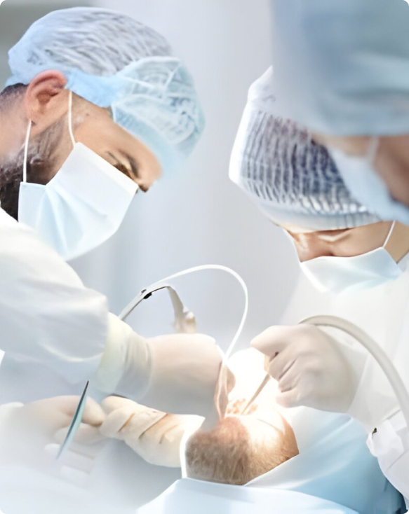 Image illustrant un dentiste préparant une chirurgie buccale pour un patient