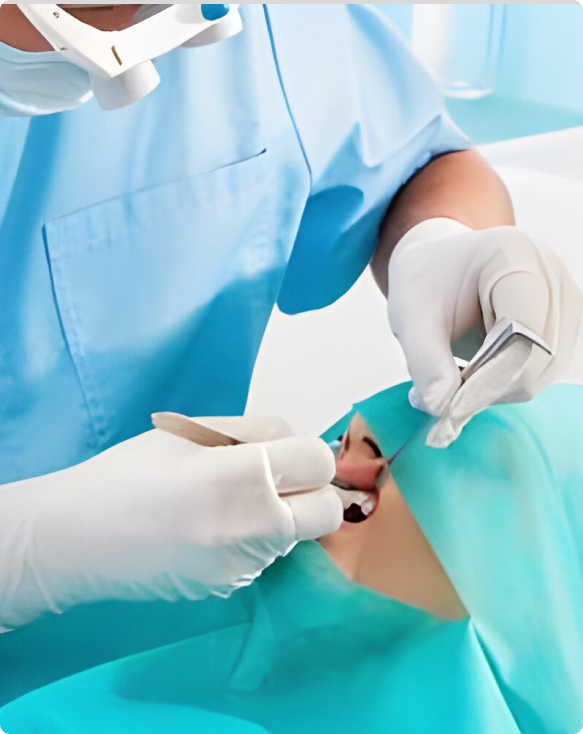 Image d'une intervention chirurgicale dentaire en cours, montrant un dentiste et son équipement