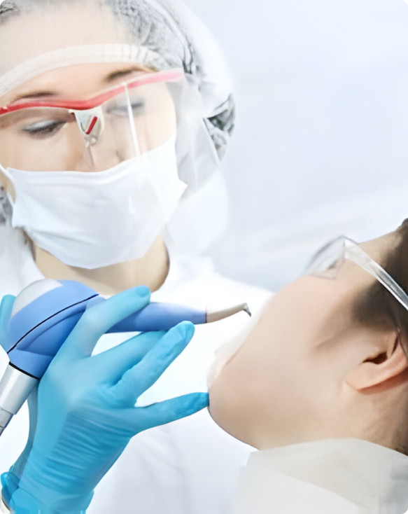 Image montrant un dentiste effectuant un nettoyage en profondeur des gencives