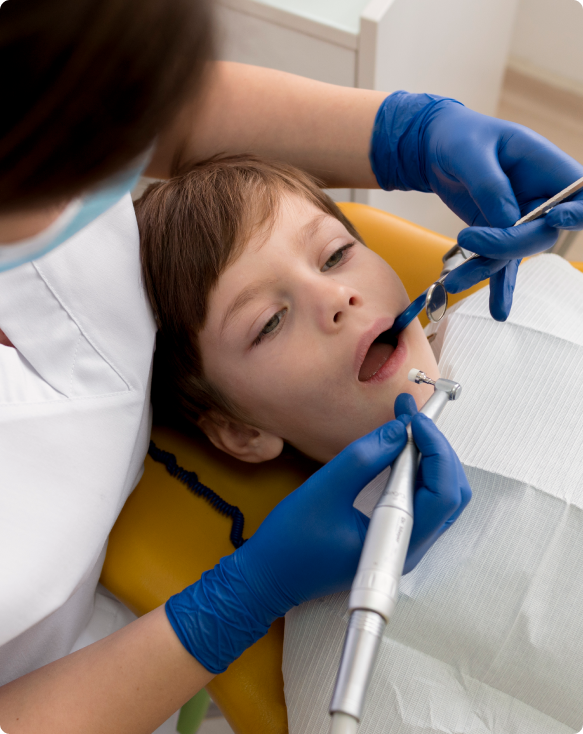 Image d'un enfant lors d'un examen dentaire, se sentant à l'aise et confiant