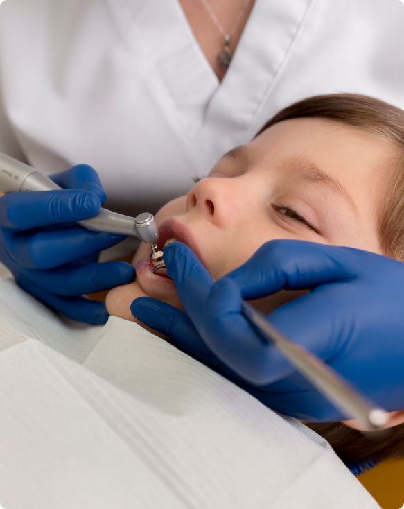 Photo d'un dentiste traitant les dents de lait d'un enfant