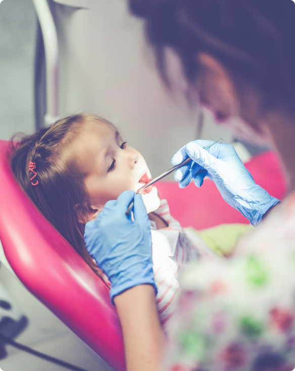 Image d'un enfant souriant avec des dents de lait saines après un soin pédodontique